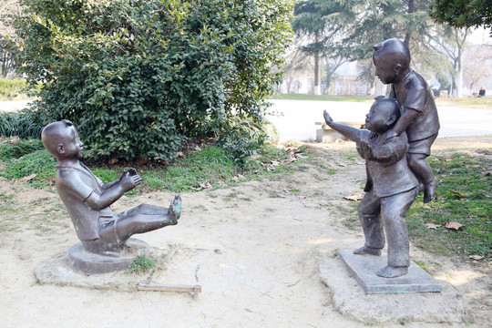 儿童玩耍铜雕