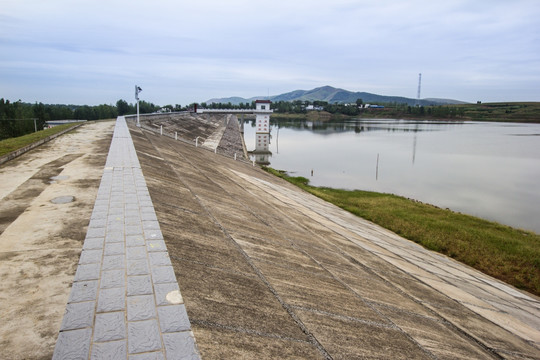 水库堤坝