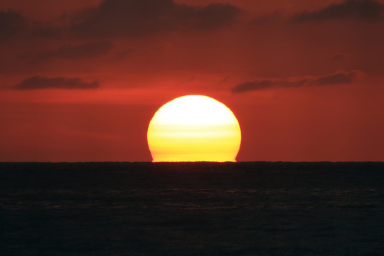 海上日出