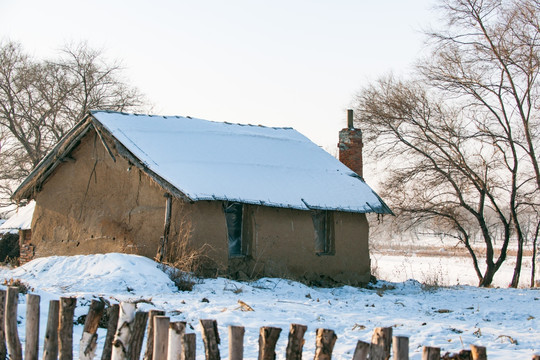 东北乡村 雪中建筑