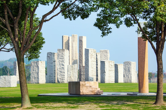 月湖雕塑公园大理石柱雕塑