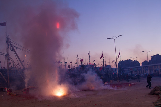 大连祭海神放鞭炮