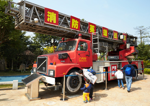 亲子活动爸爸带我看消防英雄战车