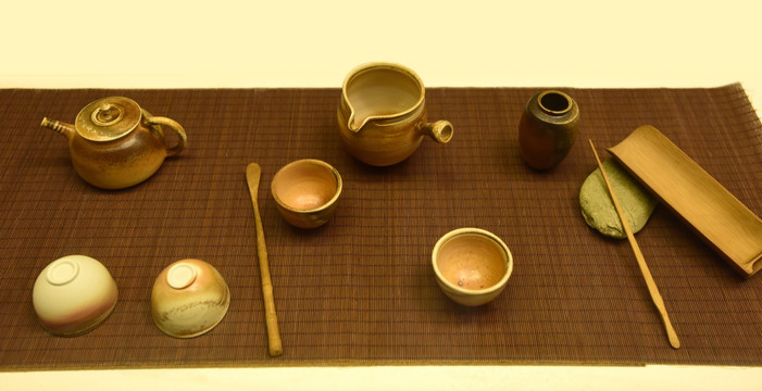 竹垫上的各式陶器