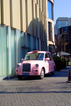 粉色轿车