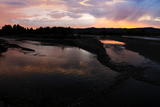 湿地河流清晨日出