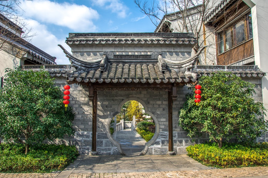 中式古民居宅院大门木门