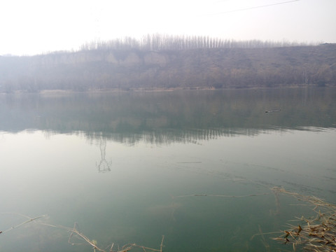 雾霾下的雁鸣湖