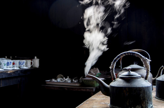 有水蒸汽的烧水茶壶