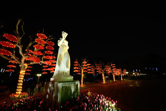 兰溪市中洲公园夜景 兰花女雕像