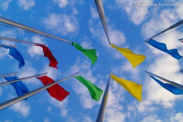 蓝天白云下的彩色旗帜