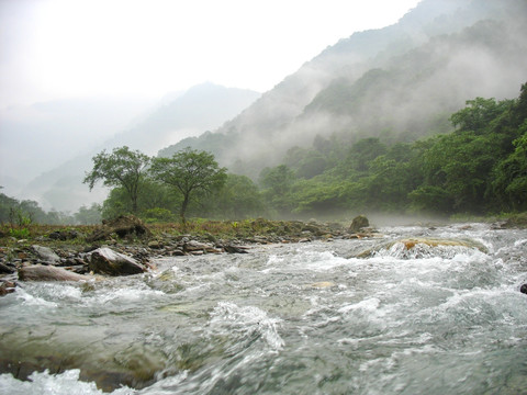 山间溪流