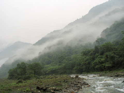 山间溪流