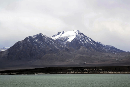 雪山湖泊