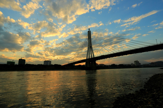 夕阳下的西双版纳大桥