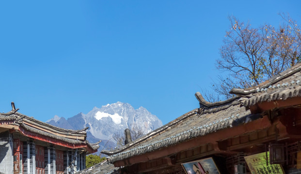 云南丽江大研古城远眺玉龙雪山