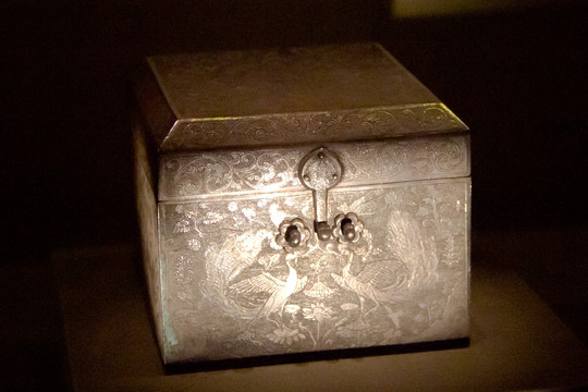 孔雀纹银方盒