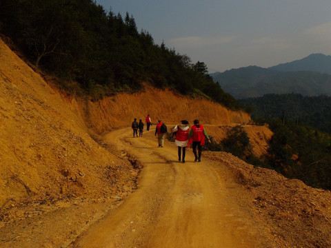 走在山路上