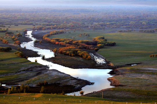 秋季湿地河流