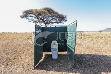 非洲大草原上的露天厕所