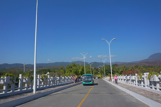 版纳植物园 罗梭江上的公路桥