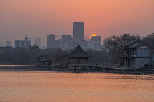 大明湖日出