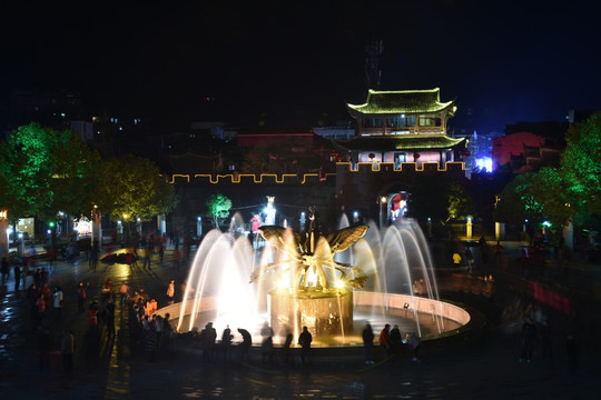 凤凰古城广场夜景