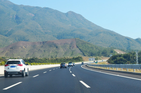 高山背景的高速路