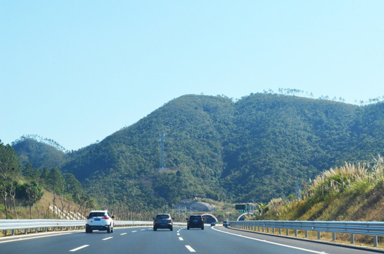 蓝天高山风景图