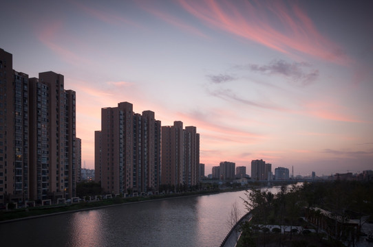 城市傍晚的天空