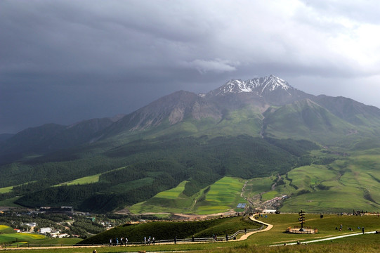 卓尔山雪山