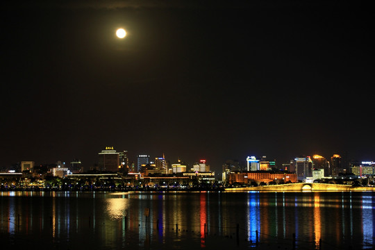 西湖圆月夜