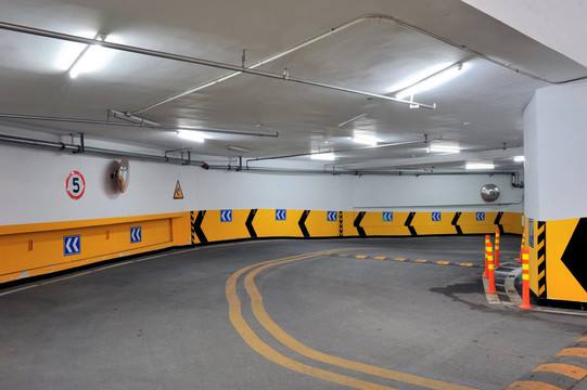 地下停车场入口