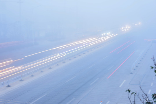 清晨有雾的马路