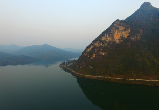 依山傍水道路