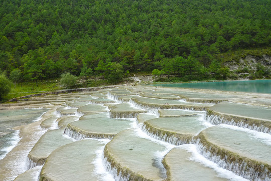 云南蓝月谷湖泊