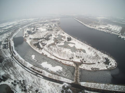 航拍大运河湖心岛雪景