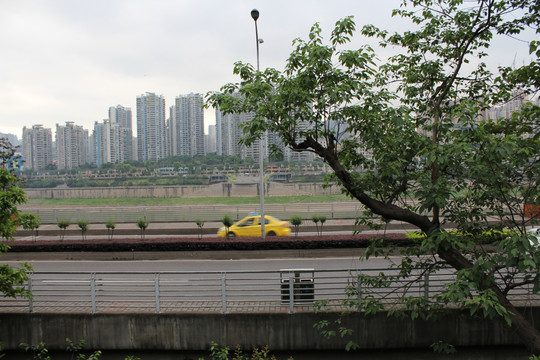 驶过滨江路的出租车