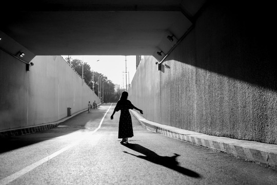 女人在隧道黑白暗影