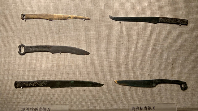 青铜刀，虎纹柄青铜刀
