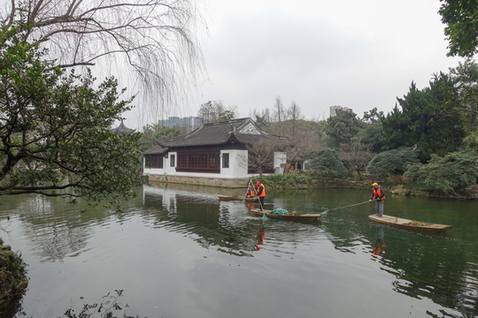 水上环卫工人