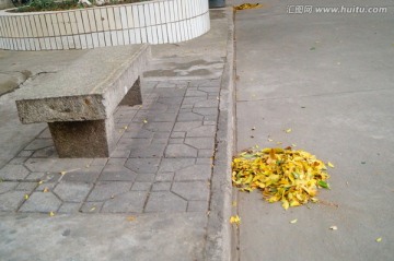 一堆落叶和水泥凳子