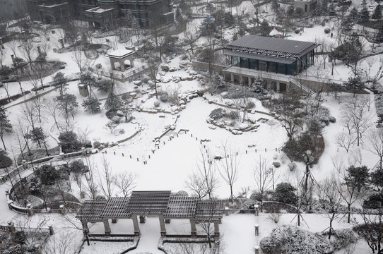 俯拍雪中园林社区