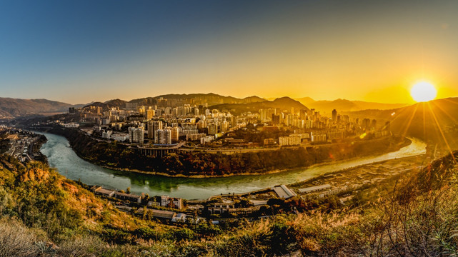 夕阳下攀枝花城区全景