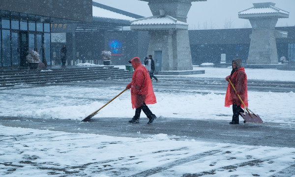 雪中清洁工