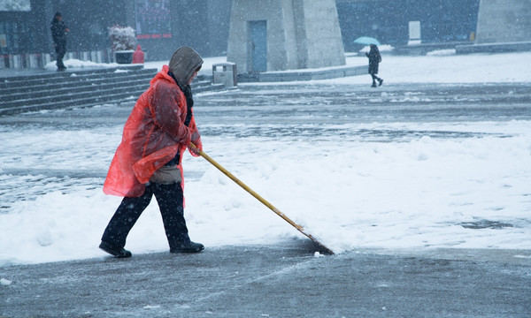 雪中清洁工