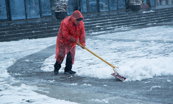 雪中清洁工