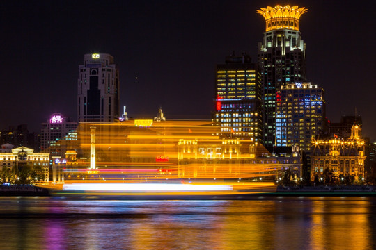 上海浦西外滩游船夜景