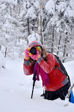 冬季里在大雪里的户外登山摄影师