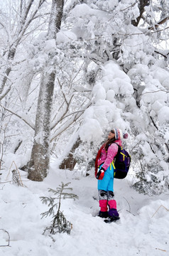 冬季里在大雪里的户外登山女子